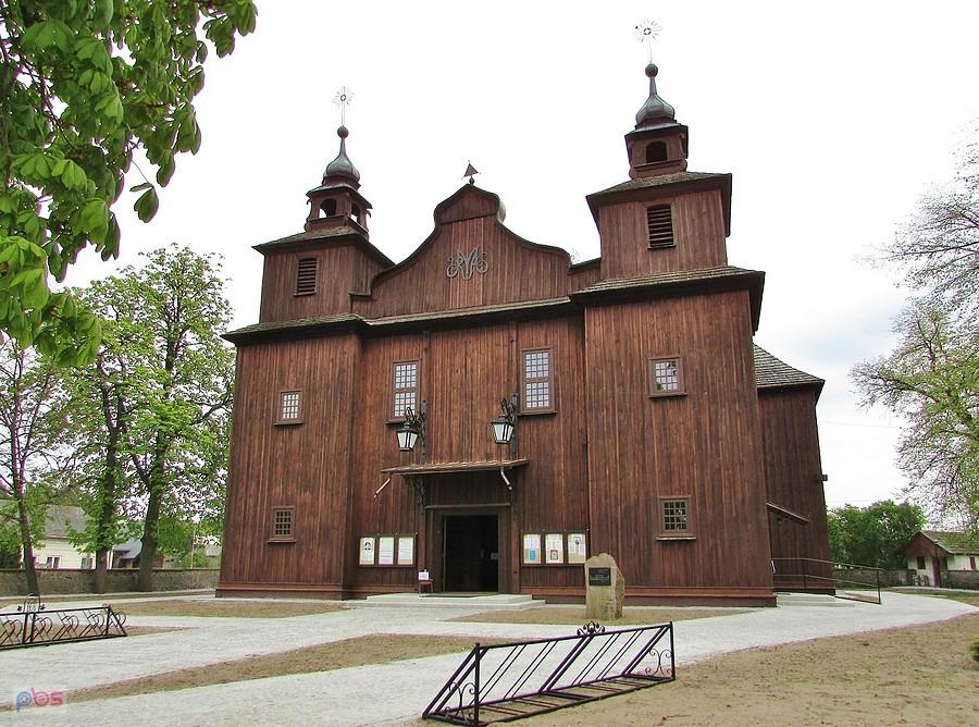 Mariańskie Porzecze - imponująca fasada drewnianego kościoła