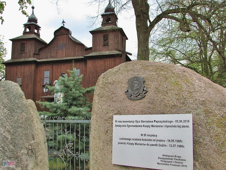 Mariańskie Porzecze - jeden z kamieni przed kościołem, to podziękowanie za ocalenie świątyni od pożaru w 1966 r.