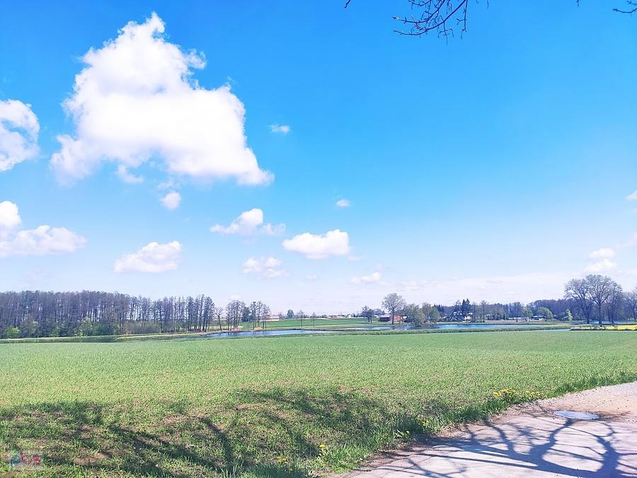 Piękna słoneczna pogoda, przed przyjściem burzowych chmur