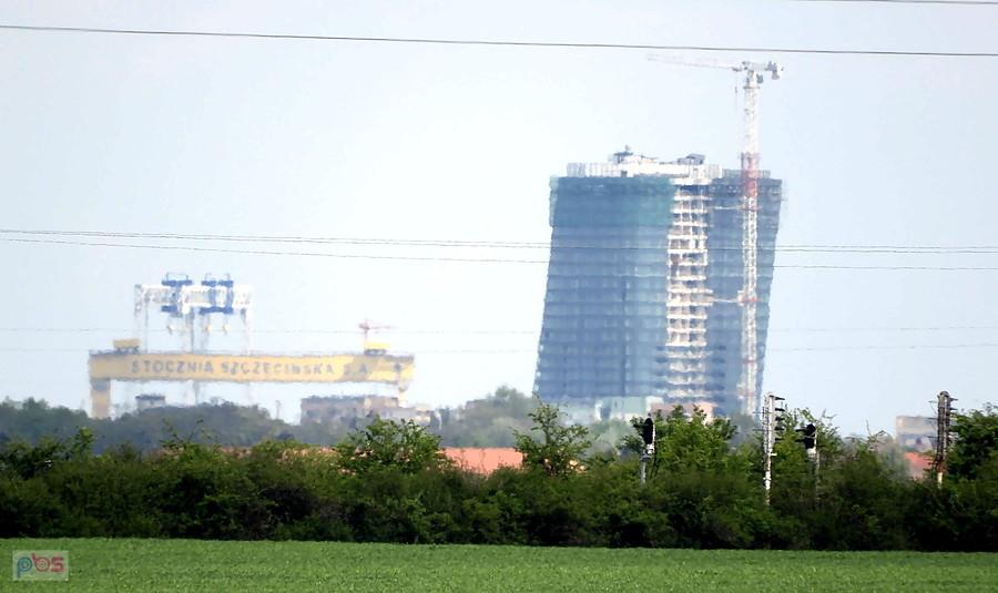 Szczeciński obiekt Hansa Tower - widok spod Będargowa.