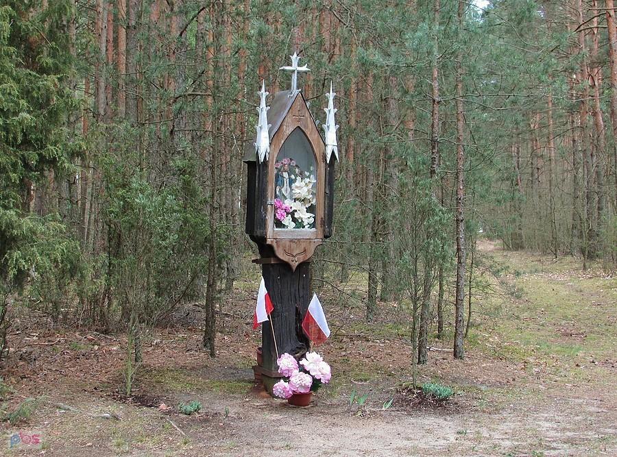 Kapliczka w lesie