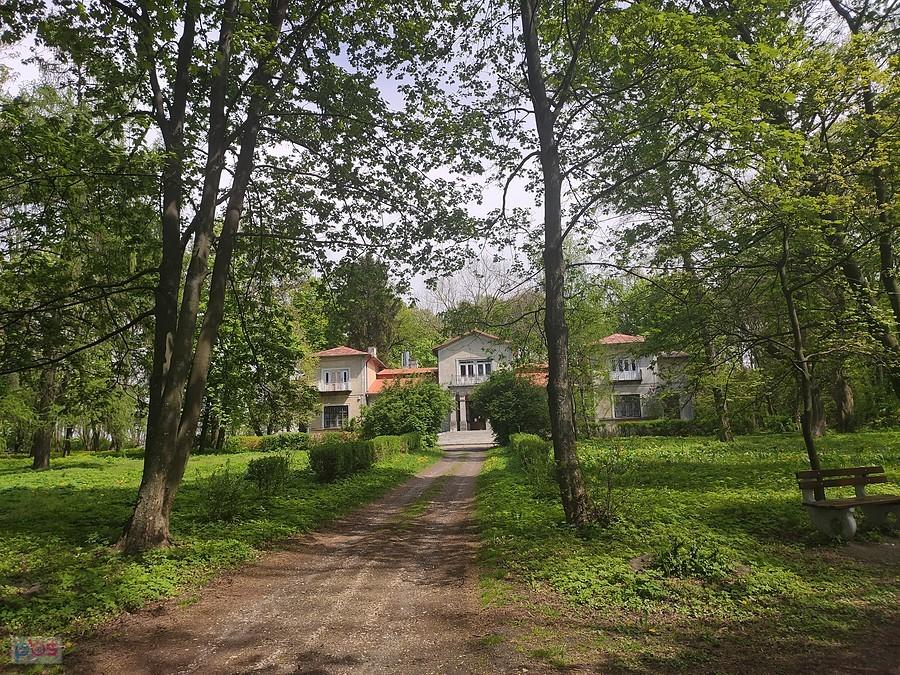 Zabytkowy dworek w Piotrowicach Wielkich