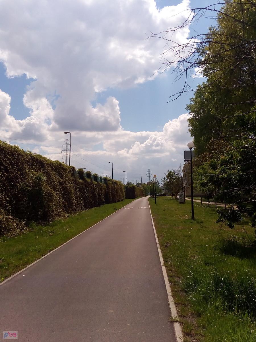 Ddr ładnie odgrodzona od trasy szybkiego ruchu