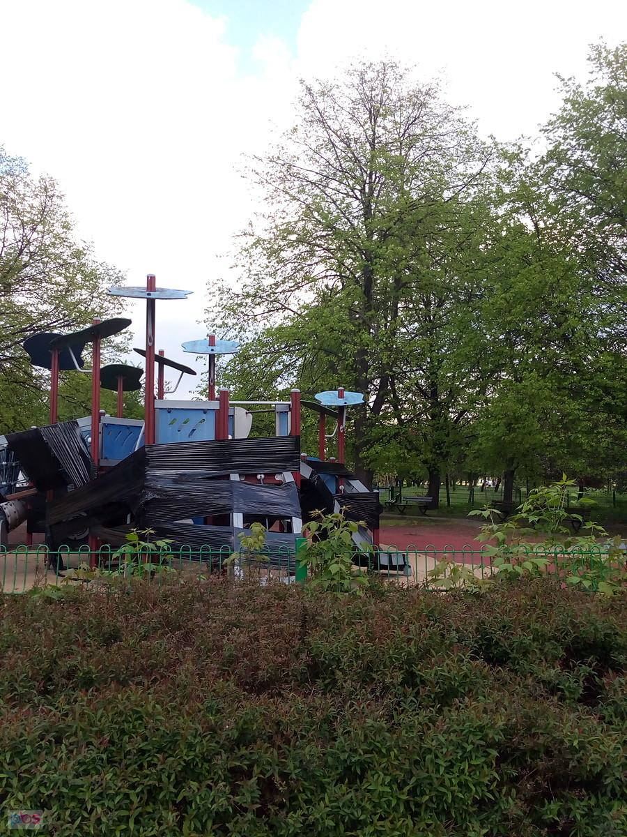 Place zabaw w parku ciągle zamknięte