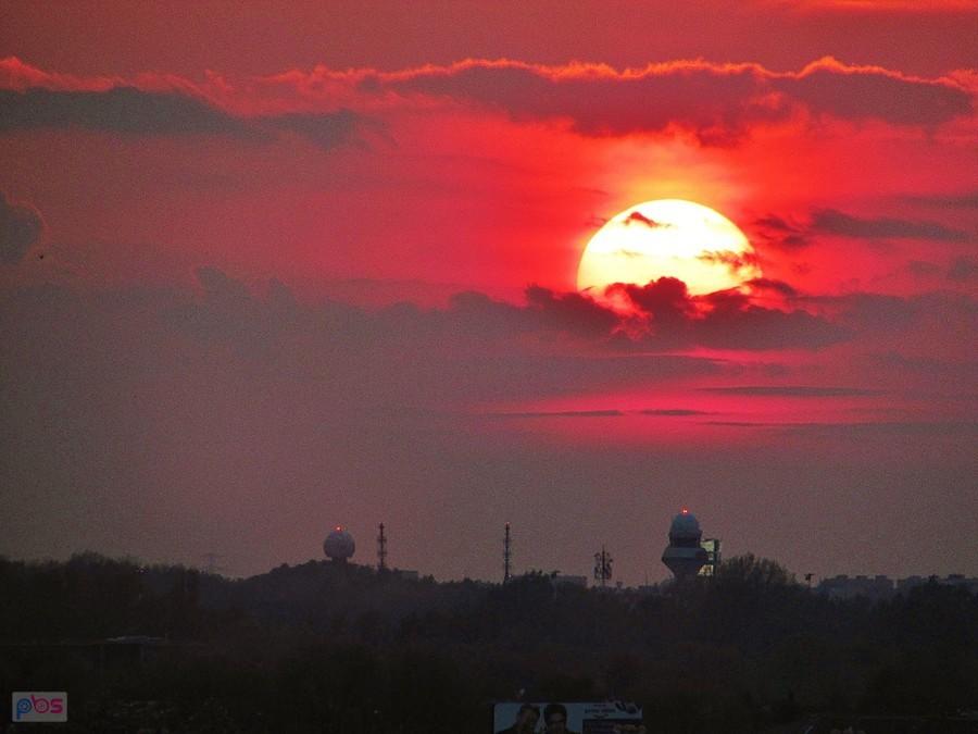 Słoneczko i dwie wieże lotniska na Okęciu