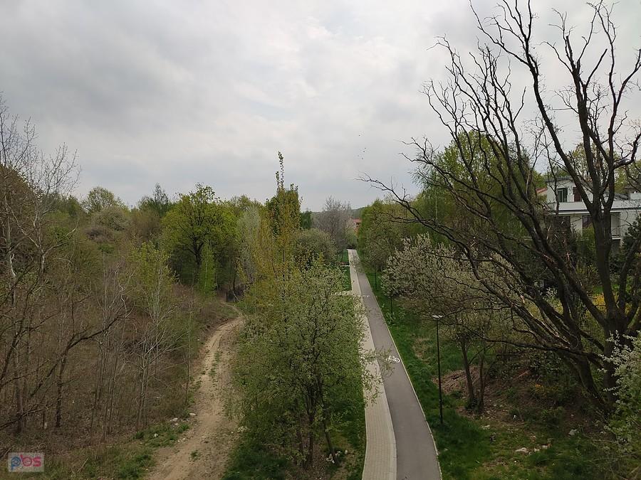 Widok z mostu na ścieżkę rowerową, którą później jechałam.