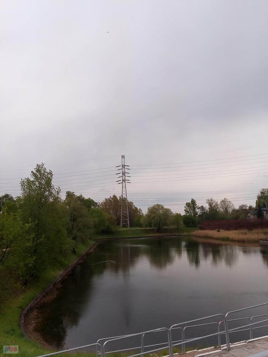 Staw w parku z słupem energetycznym