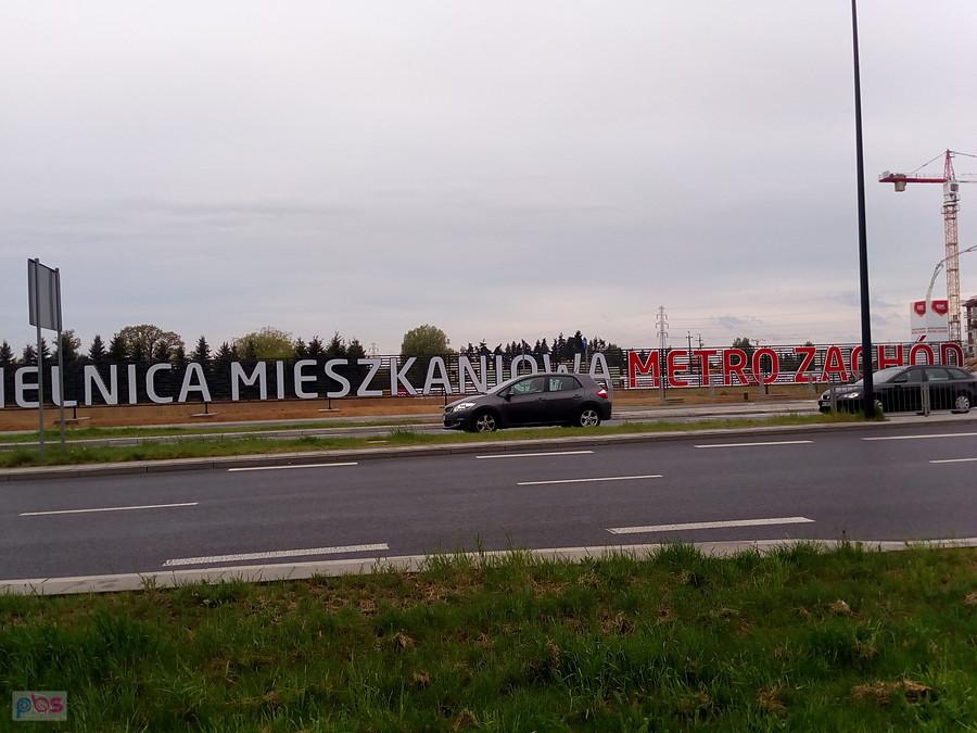 A to nowy płot przy okazji reklamujący budowę