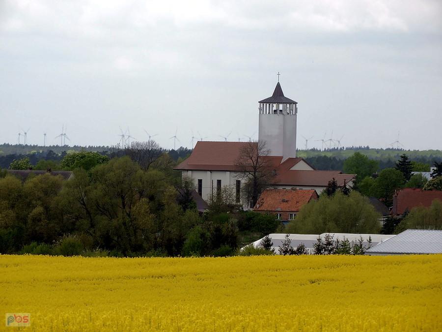 W oddali kościół w Dołujach a jeszcze dalej niemieckie wiatraki.