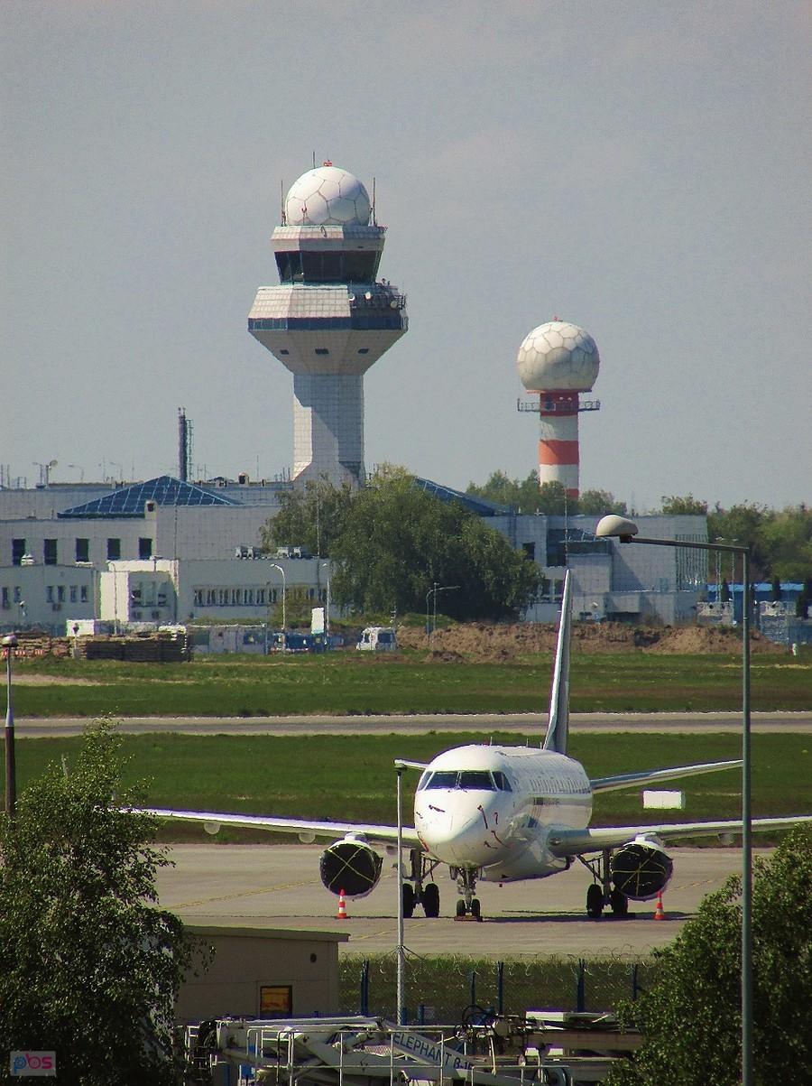 Wieża, radar i uziemiony samolot LOT-u