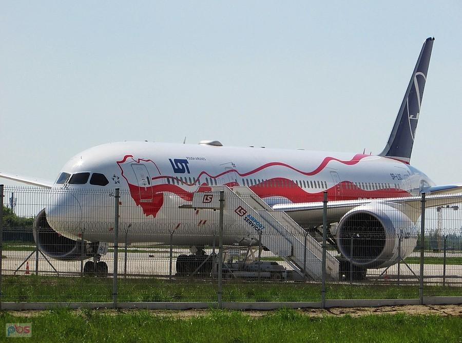 Dreamliner w niepodległościowym malowaniu na bocznej płycie przy cargo