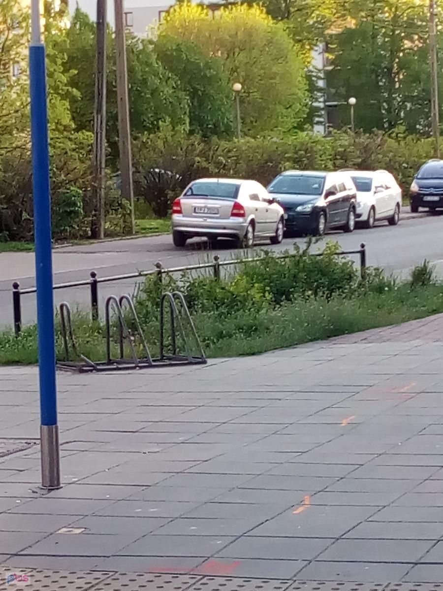 Ktoś się zlitował, i po chyba dwóch latach, zabrał rower ze stojaka pod sklepem