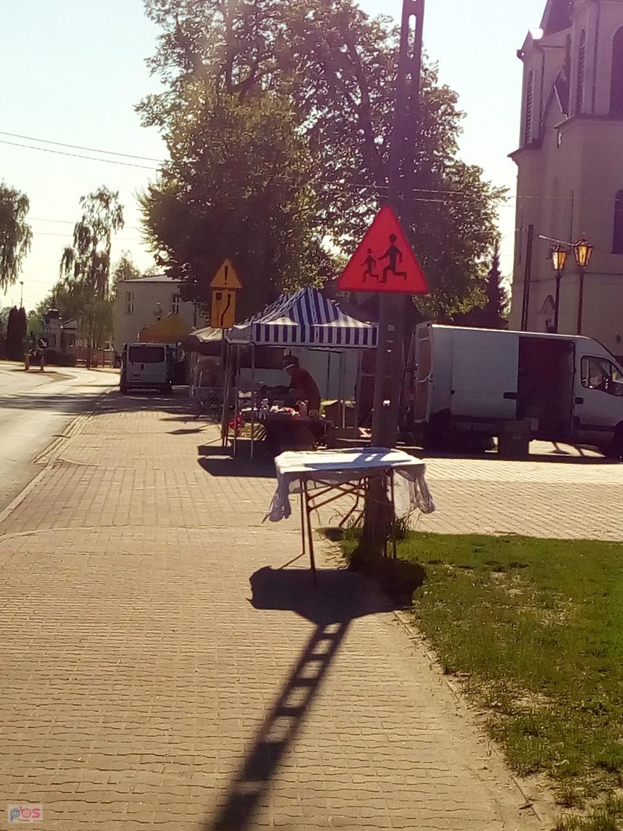 A przy kościele rozstawiają stragany. Widać dziś odpust w Borzęcinie