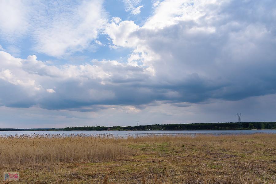 Ciemne chmury nad zalewem "Poraj" widziane z brzegu w miejscowości Masłońskie.
