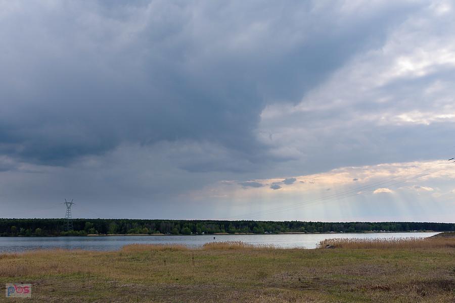 Ciemne chmury nad zalewem "Poraj" widziane z brzegu w miejscowości Masłońskie.