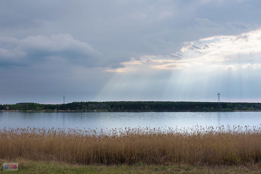 Ciemne chmury nad zalewem "Poraj" widziane z brzegu w miejscowości Masłońskie.