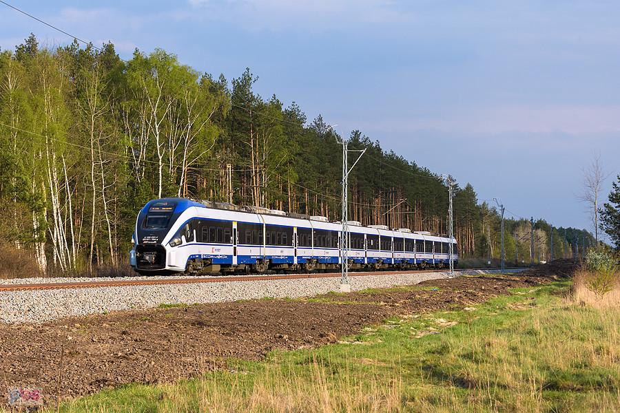 Szlak: Myszków - Poraj, linia D29-1. ED161-004 jako poc. IC 4120 "Daszyński" relacji: Żywiec - Białystok mija pogranicze miejscowości Masłońskie i Ostrów.