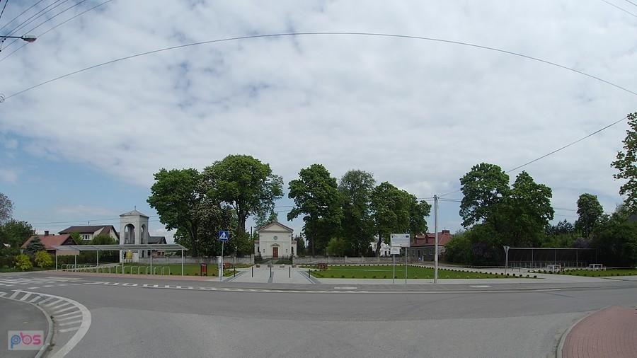 Teren przykościelny w Łomnej