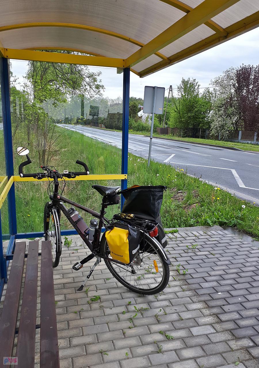Schronienie przed deszczem na przystanku w Kochanowicach