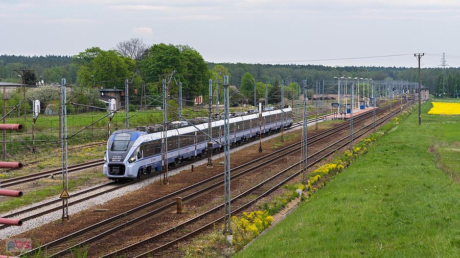 Dart - ED161-015 jako poc. IC 16103 "Fredro" relacji: Warszawa Wschodnia - Wrocław Główny mija stację Lisów, linia D29-61.
