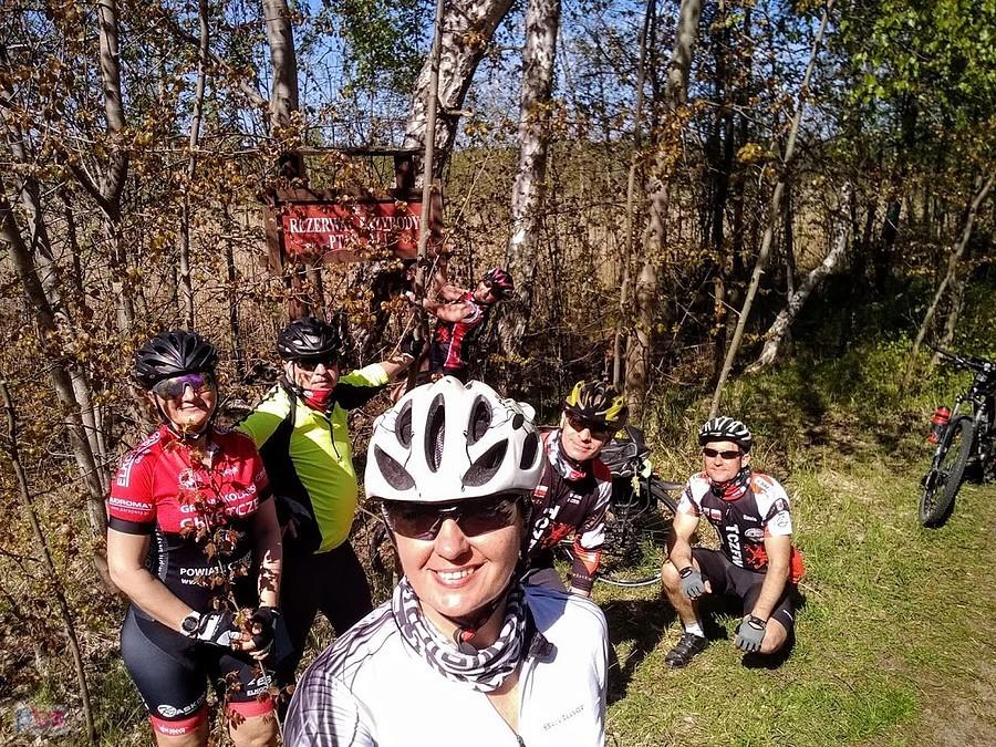 Grupa rowerzystów na wycieczce