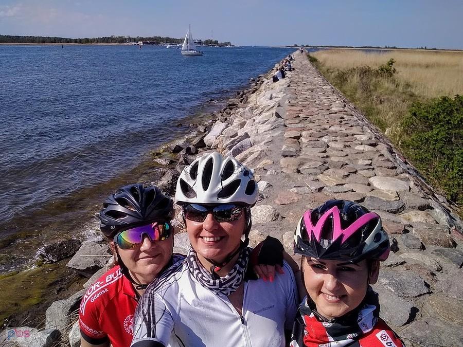 Trzy rowerzystki na grobli na Wyspie Sobieszewskiej