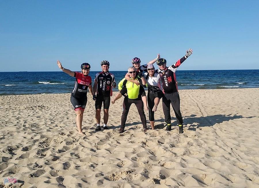 Grupa rowerzystów na plaży na Wyspie Sobieszewskiej