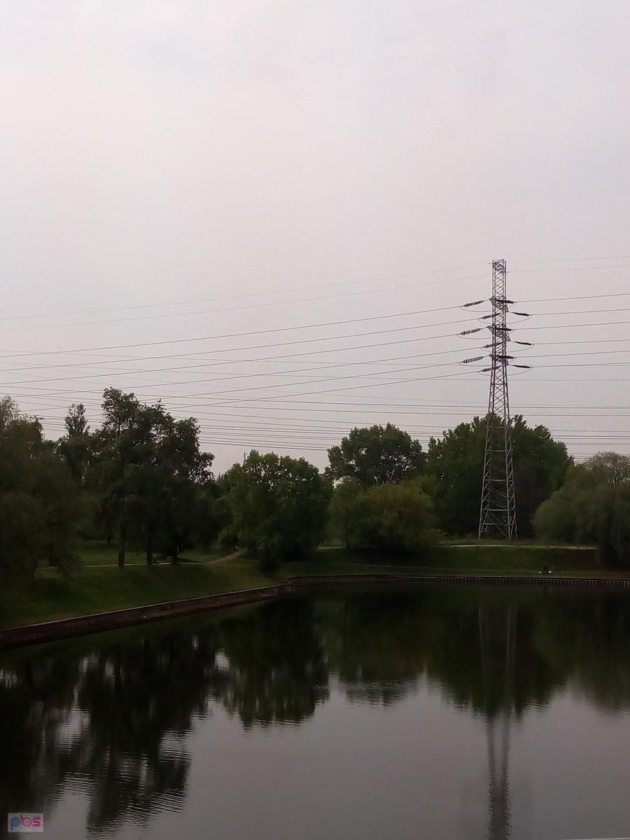 Pylon energetyczny nad stawem