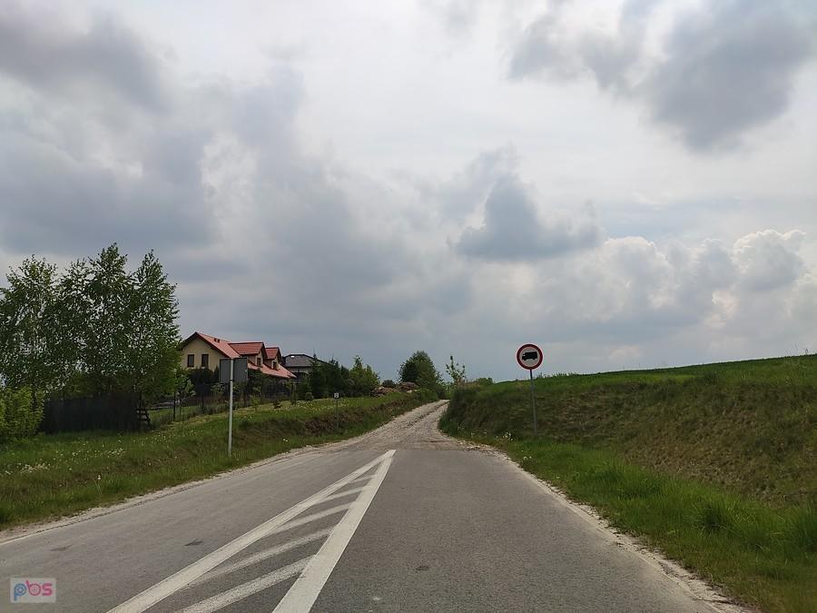 Nie ma to, jak znak postawić w odpowiednim miejscu. Ciekawe jak ciężarówki miałyby przejechać po tej gruntowej drodze