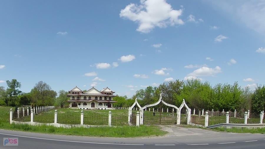 Architektura nowobogacka z początku lat 90 ub. wieku (podobno Cygan zamówił)