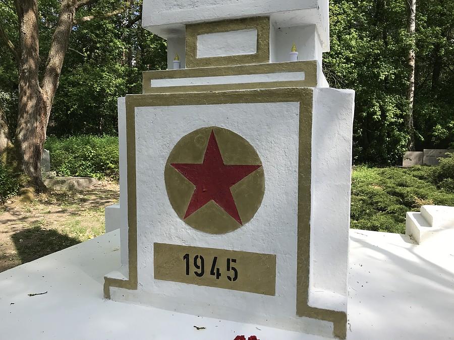 obelisk upamiętniający poległych
