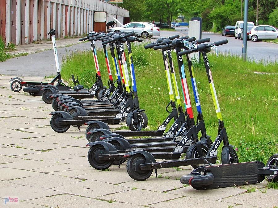 Nowe hulajnogi - holenderski Dott zarzucił na ulice 1,5 tys sztuk