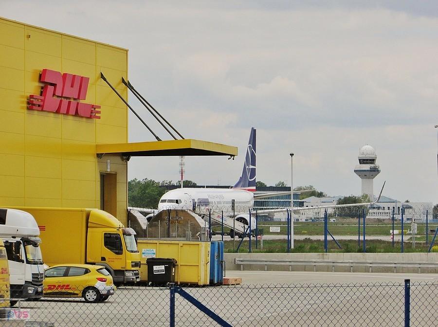 DHL, samolocik i wieża kontrolna