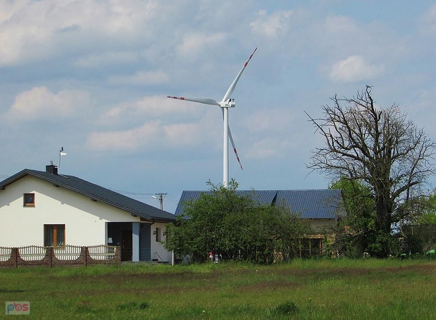 Lisów - jeden z wiatraków w pobliżu wsi