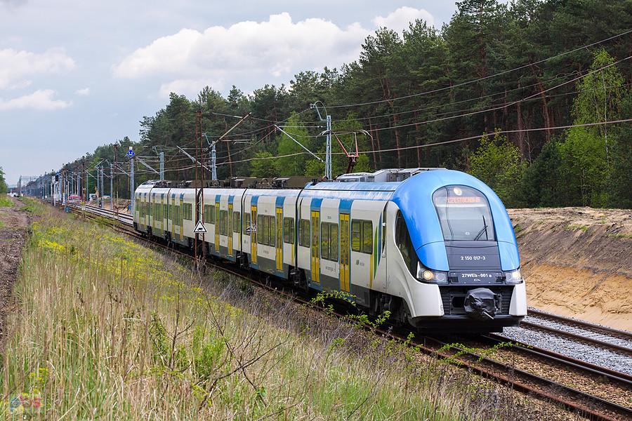 Szlak: Myszków - Poraj, linia D29-1. ELF - 27WEb-001 jako poc. KS 40624 relacji: Gliwice - Częstochowa rozpędza się po odjeździe z przystanku osobowego Żarki Letnisko.