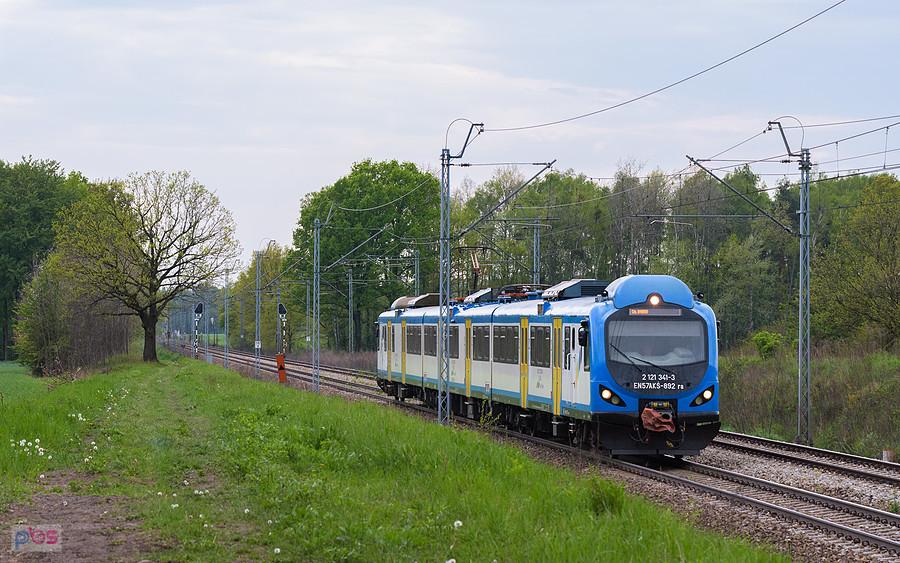 Szlak: podg. Jawornica -Kochanowice, linia D29-61. EN57AKŚ-892 jako poc. KS 94560 relacji: Lubliniec - Częstochowa mija Podlesie - część wsi Sadów.