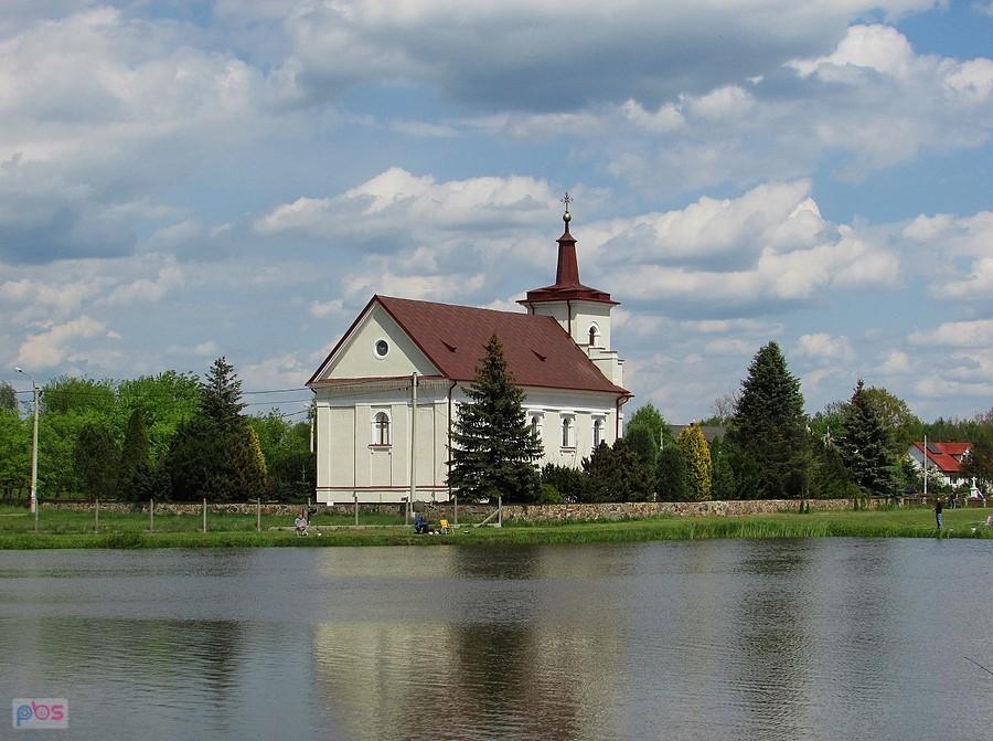 Goryń - kościół nad stawem