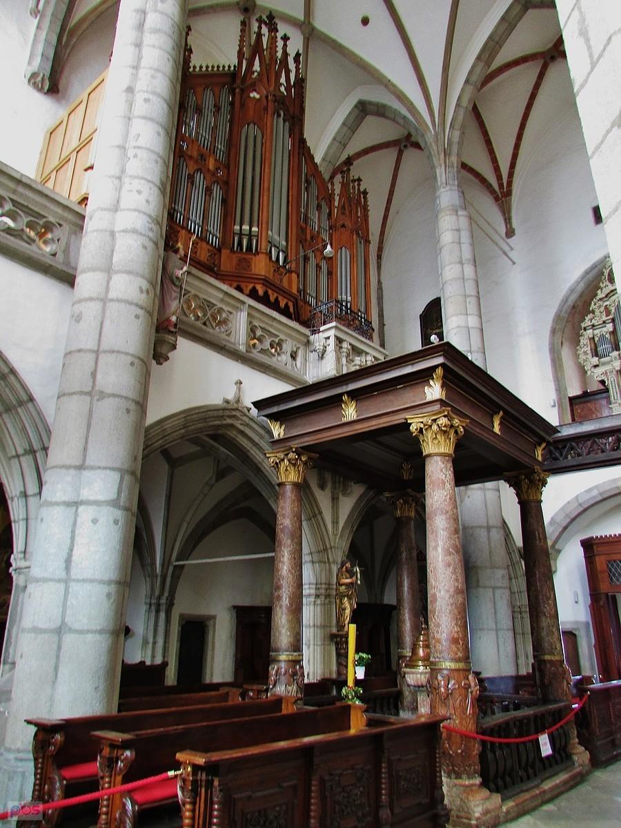 Baldachim na kolumnach poświęcony rodzinie panujących w Czeskim Krumlovie Rožemberków