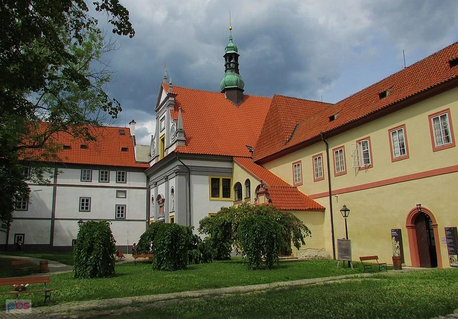 Klasztor i kościół franciszkanów od strony ogrodu