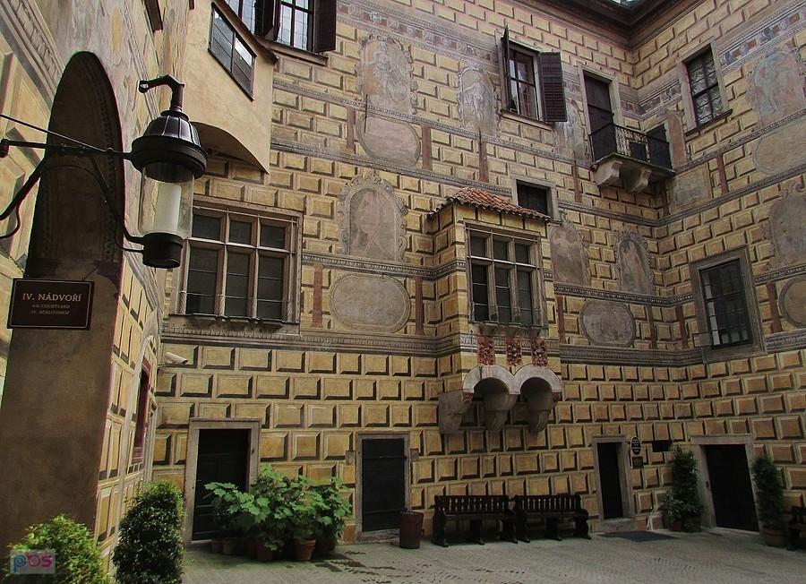 Ściany zdobione są scenami nawiązującymi do mitologii grckich i rzymskich