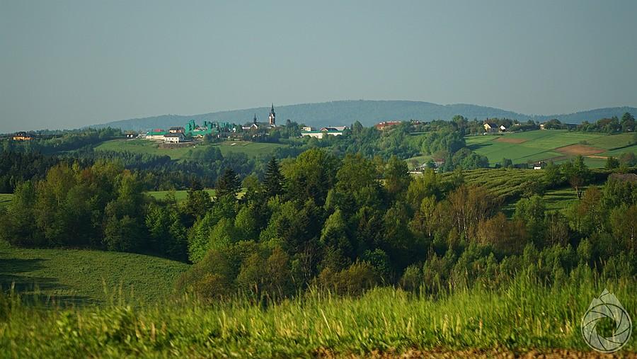 w oddali kościół w Turzy, wytwórnia pasz Barbara i Maślana Góra