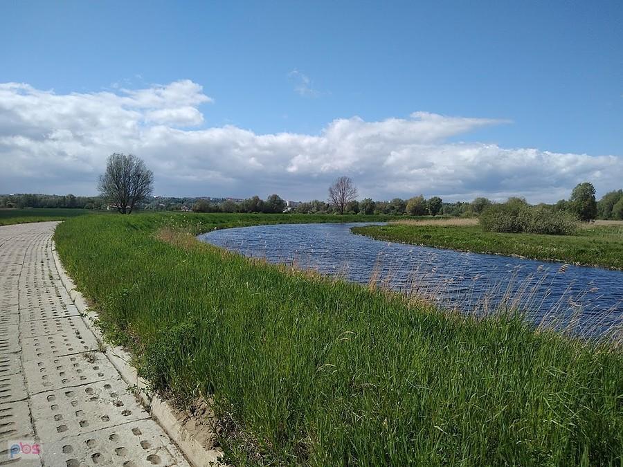 Ścieżka spacerowa nad wodą
