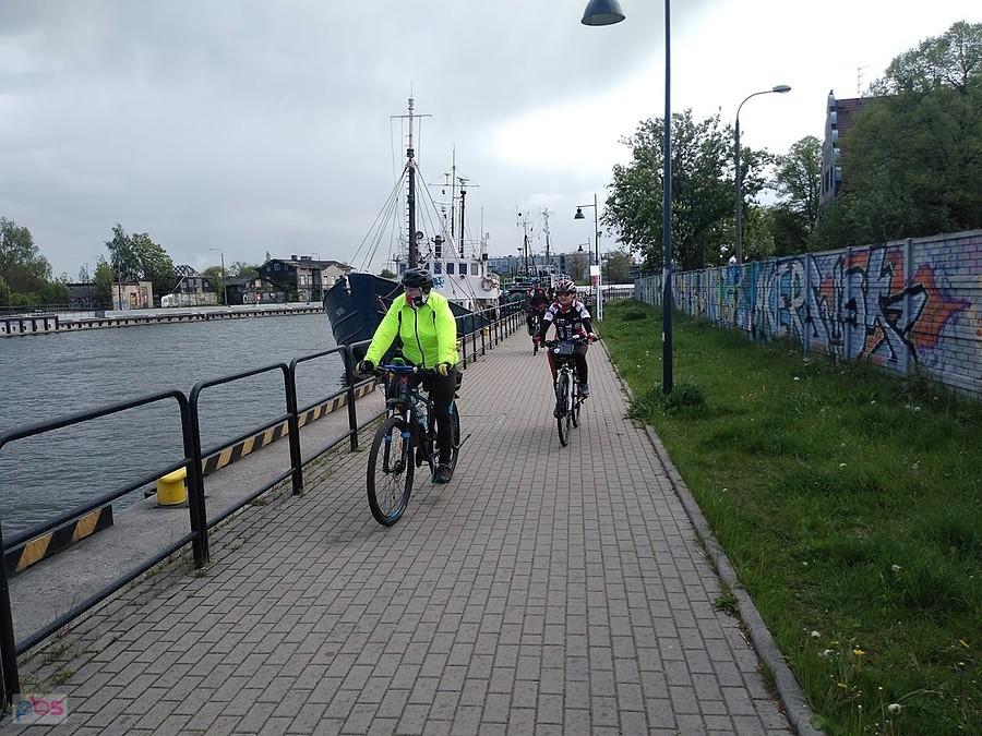 Rowerzyści na promenadzie w Gdańsku