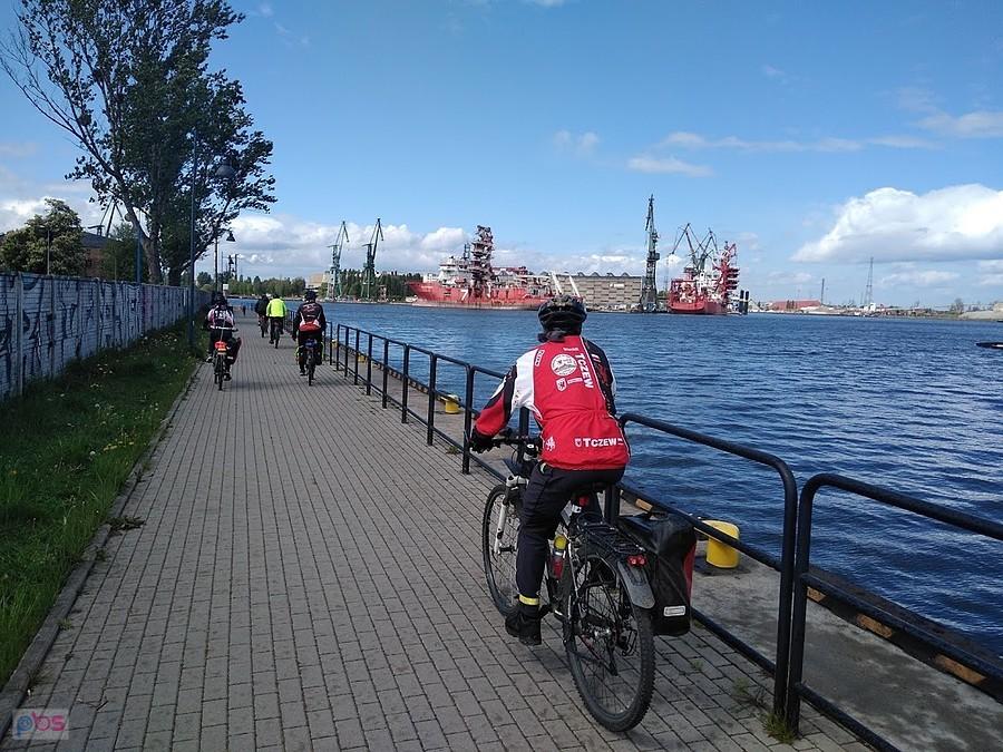 Rowerzyści na promenadzie nad wodą w Gdańsku
