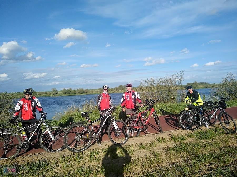 Grupa rowerzystów nad jeziorem