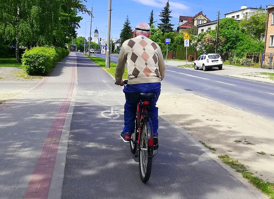 Idealny środek pasa dla rowerów - mistrzowska blokada legalnego wyprzedzenia :)