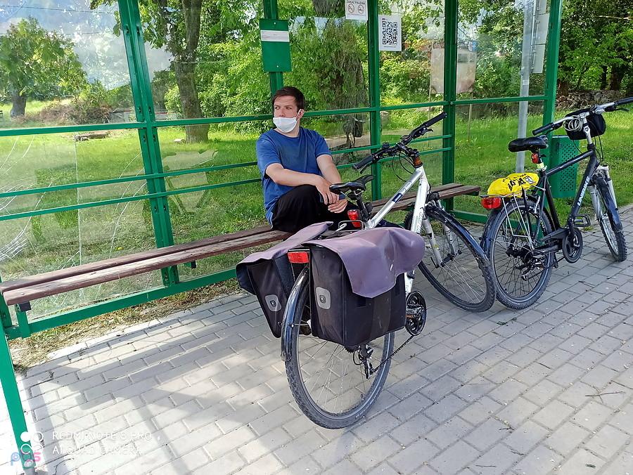 Chwila odpoczynku w Smolęcinie - Kuba przy rowerach.
