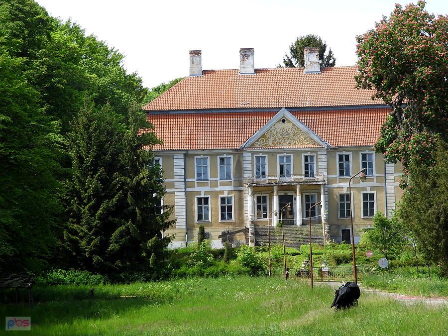 Miejscowość Stolec i popadający w ruinę pałac niemieckiego rodu Ramin.