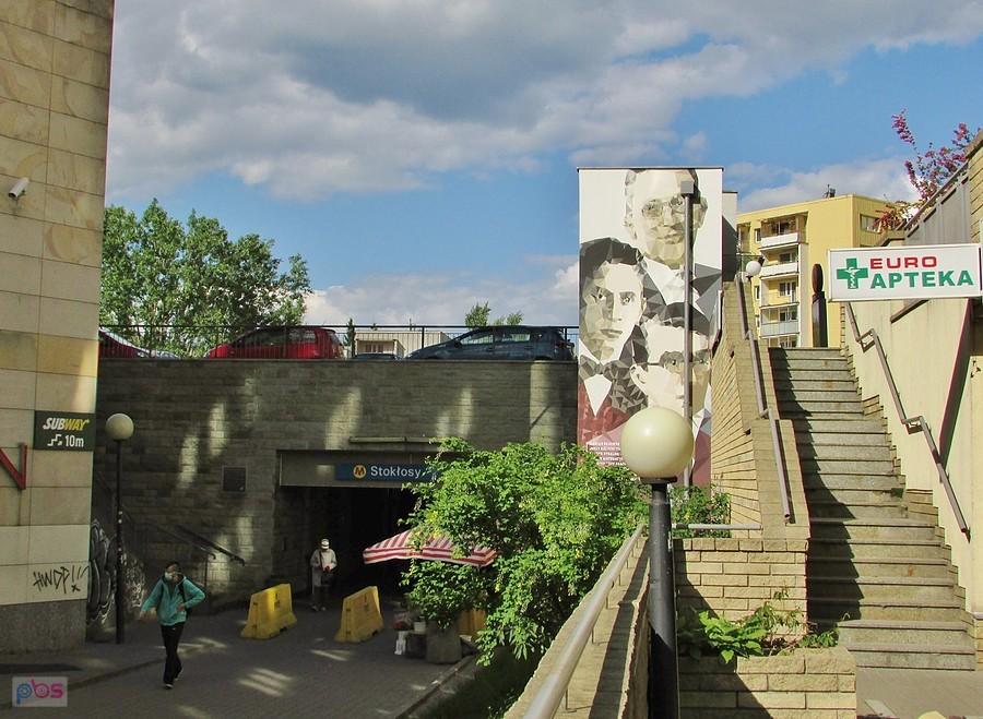Mural kryptologów przy wejściu do stacji metra Stokłosy