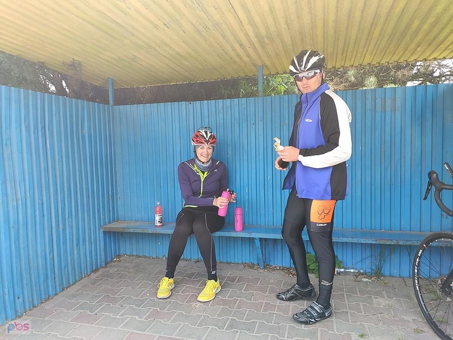 Renatka z Bartem na przystanku ;D